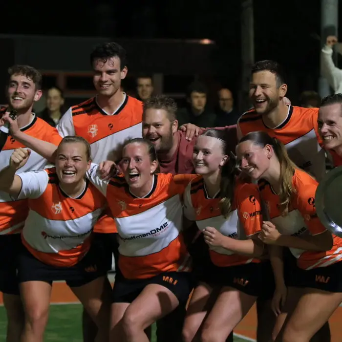 Een bijzondere kampioenswedstrijd voor Weidevogels 1: op een donderdagavond, op eigen terrein, maar officieel een uitwedstrijd tegen Velocitas. Daar had Weidevogels geen problemen mee, want het eerste won met maar liefst 12-21. 🧡

Lees meer op de website via de link in bio!

📸 @fondsie